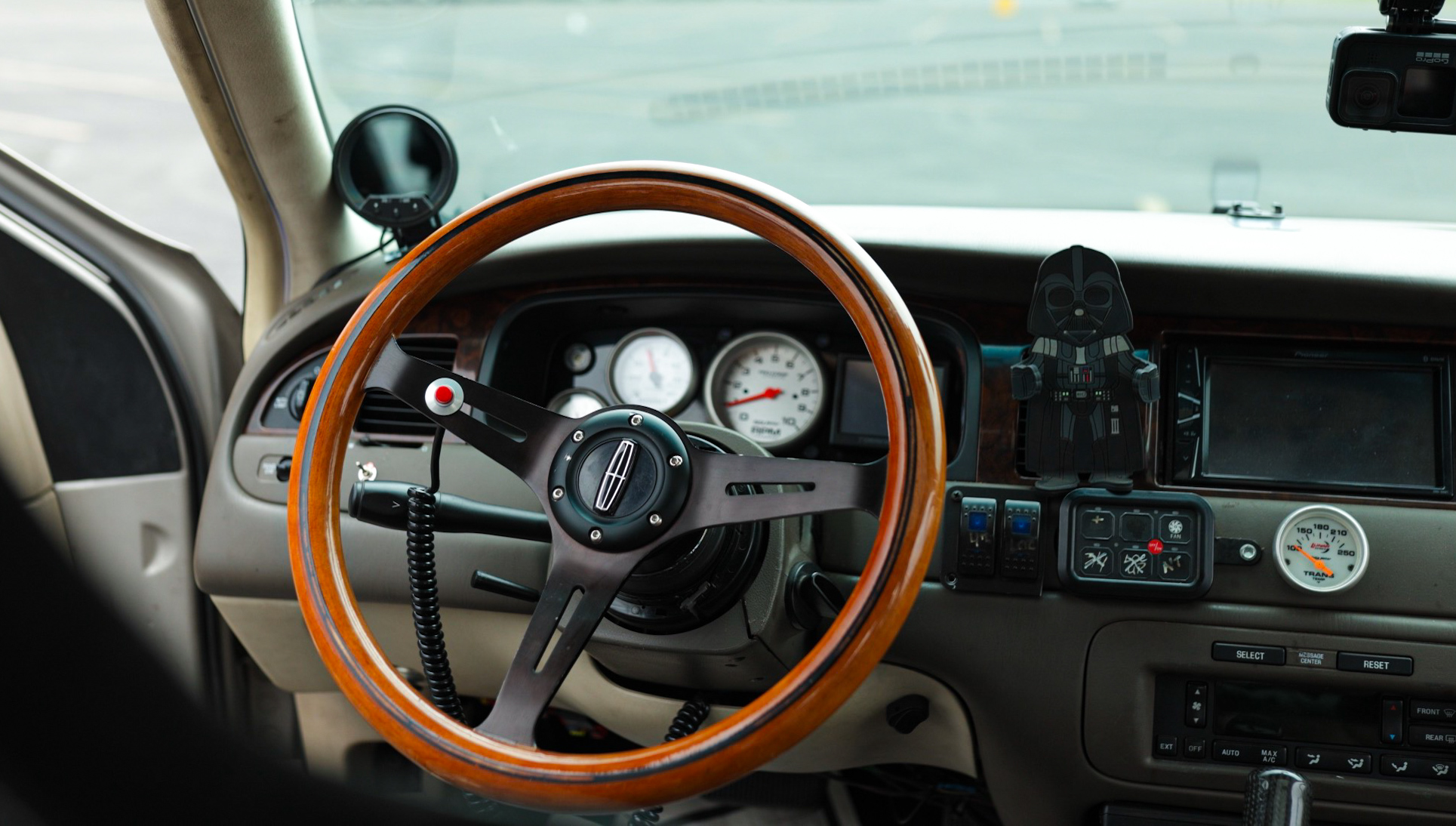 1999 Lincoln Town Car Signature series photo